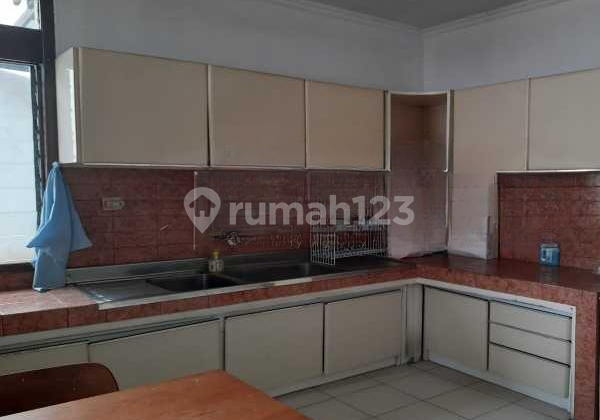 A house with a spacious garage in Setiabudi Bandung