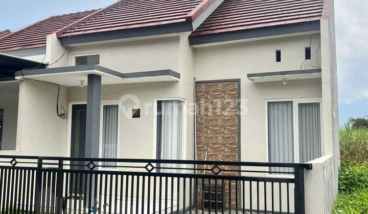 Ready-to-Occupy House Near Abdurrahman Saleh Airport Malang 2