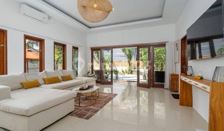 Villa Dijual Dengan Bangunan Sangat Kokoh,areal Yg Sangat Tenang Dan Nyaman,dengan Disain Villa Yg Tren Saat Ini