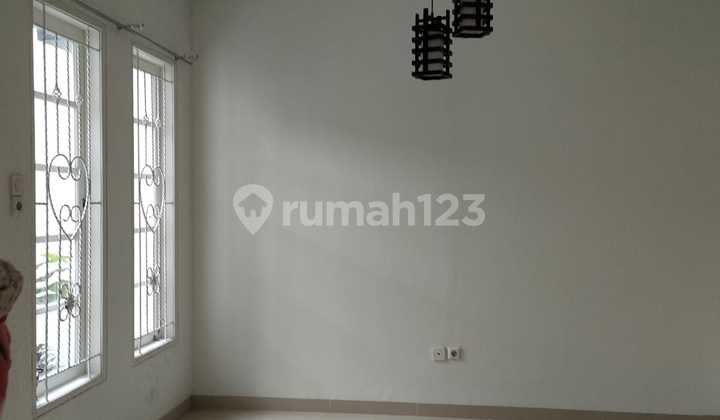 Dijual Rumah 2Lt di Legenda Wisata 2