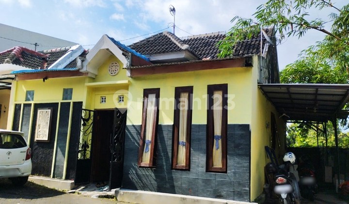 Strategic Minimalist House in Premium Housing Area Within Jogja Ringroad, Banyuraden, Gamping, Sleman