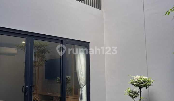 Rumah Mewah Modern Baru 2 Lantai! SHM Bebas Banjir Strategis 2