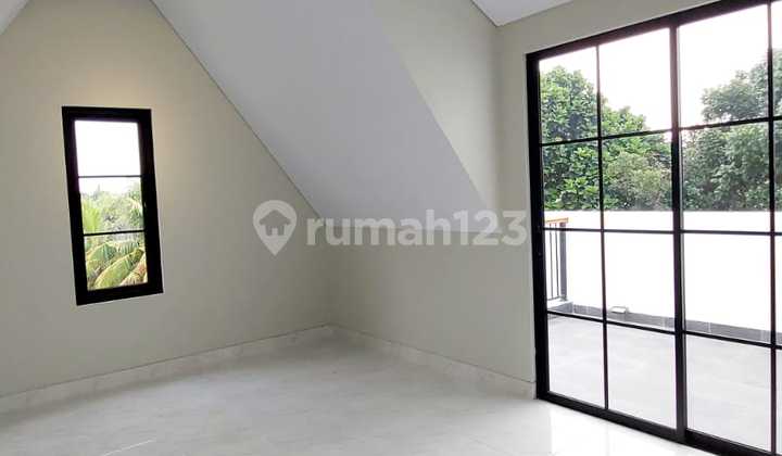 Rumah Brand New 3 Lantai Siap Huni Lokasi Strategis Cocok Untuk Investasi di Jagakara - Jakarta Selatan