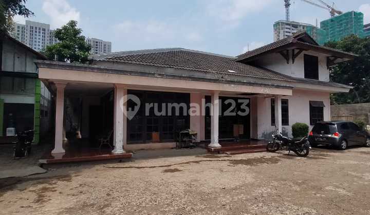 Rumah Asri Tanah Luas 1130 m² Lokasi Strategis di Kebagusan - Jakarta Selatan