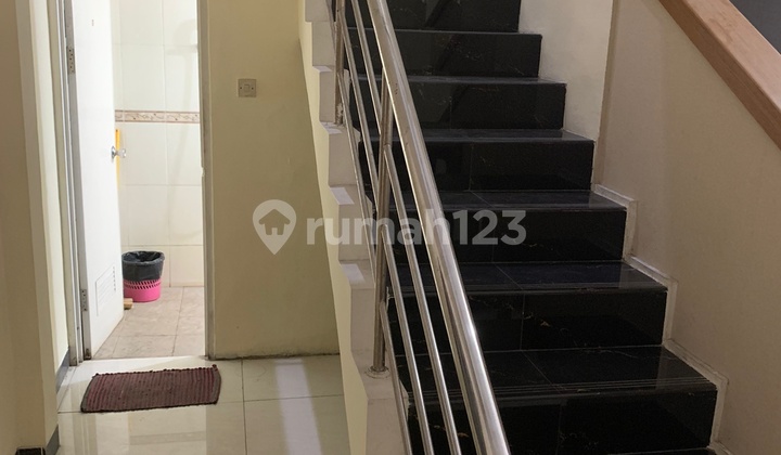 FOR SALE SHOPHOUSE  Building suitable for offices, shops, or other uses, located on Jl. TB Simatupang, Tanjung Barat, Jagakarsa, South Jakarta. 2