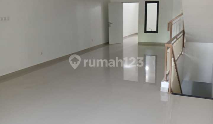 Good 3-Story Shophouse Ready to Occupy, Strategic Location Near Busway Stop in Mampang Prapatan - South Jakarta 2