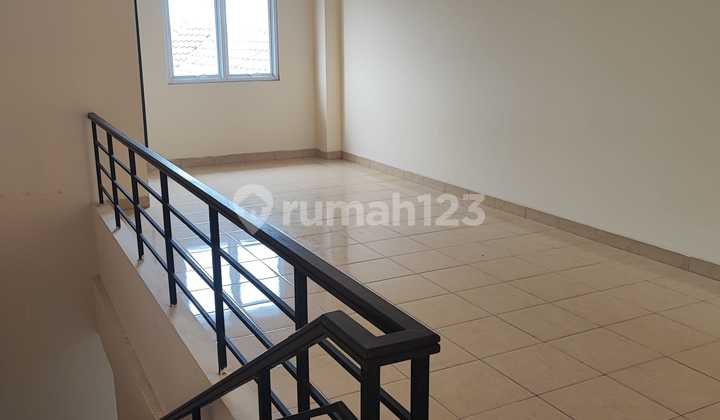 Bolsena 3-Story Shophouse in Gading Serpong / Hendrk 2