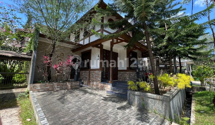 Japanese-style Sakura house with a front green area and mountain views. 2