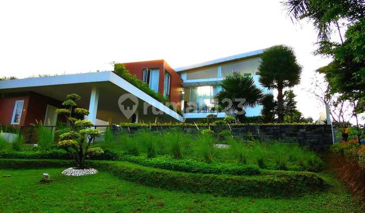 Modern Glasshouse Halaman Luas Dan View Gunung Juga Golf