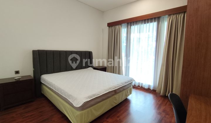 The air is cool and pleasant with a mountain view and a spacious house. 2