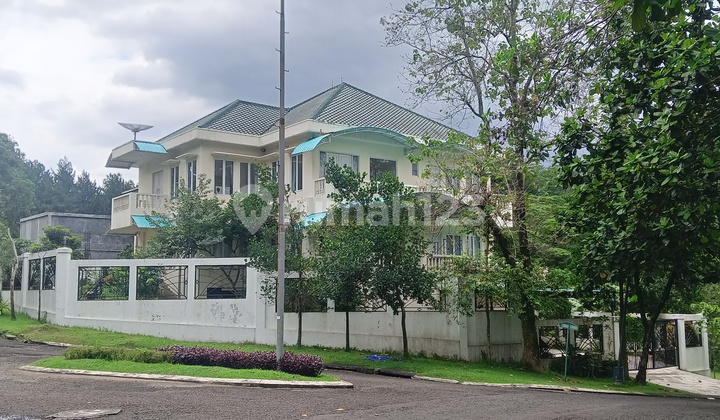 Contemporer 3 Lantai Megah Hook View Gunung