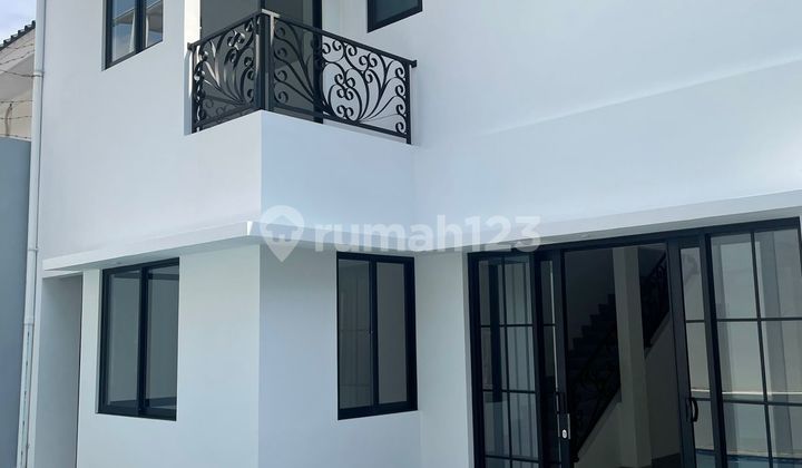 Rumah 2 Lantai Model American Classic Lingkungan Asri