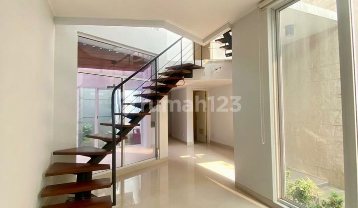 Rumah 3 Lantai di Bintaro Sektor 9 Siap Huni dengan Desain yang Cantik