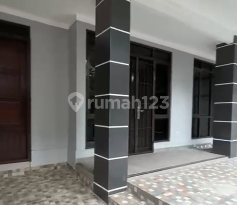 Disewakan Rumah 2 Lantai Siap Huni dengan KT 4+1 KM 2+1 Surat SHM Hunian Nyaman dan Asri @Bintaro Sektor 9 2