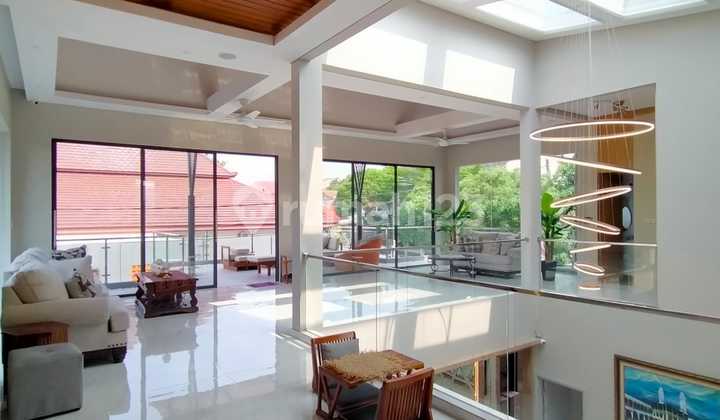 Rumah Cantik 3 Lantai LT 370 + LB 650 dengan KT 5 KM 6 di Pondok Ranji Sertifikat SHM