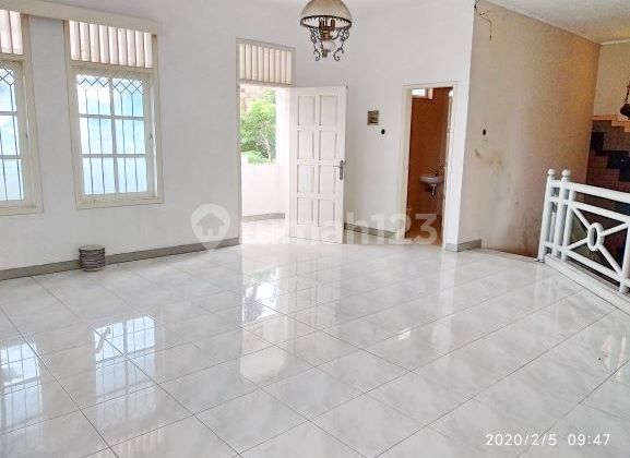 Beautiful 2-Story House Ready to Live In, Comfortable and Scenic Location