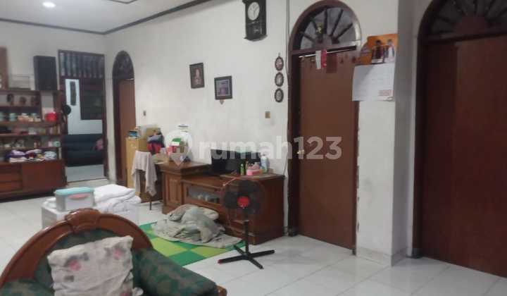 For Sale 4+1 Bedroom and 3 Bathroom House in a Strategic Location at Bendungan Hilir, Central Jakarta, with a Boarding House Inside Featuring 5 Bedrooms + 1 Bathroom