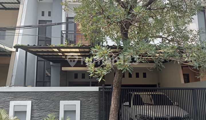 2-Story House in Taman Villa Meruya West Jakarta Near Kebon Jeruk Toll Gate 2-Story House in Taman Villa Meruya West Jakarta Near Kebon Jeruk Toll Gate