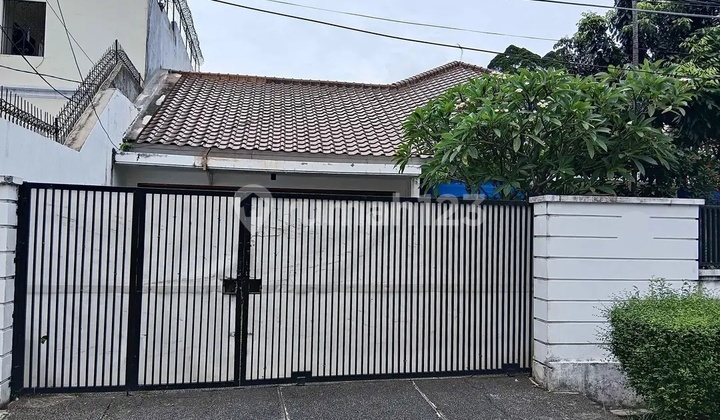 Strategic House Rental in the Elite Area of Kemang, South Jakarta Strategic House Rental in the Elite Area of Kemang, South Jakarta