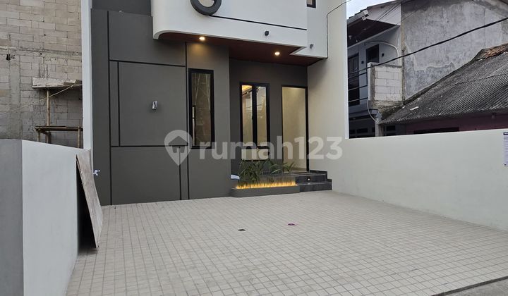 DIJUAL RUMAH Mewah harga murah 2Lantai Jakarta Selatan