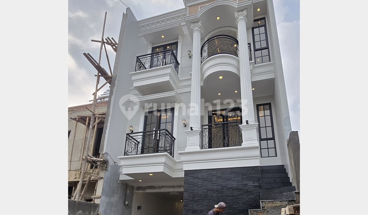 RUMAH dengan gaya Eropa Classic Lokasi strategis luas dan mewah  1