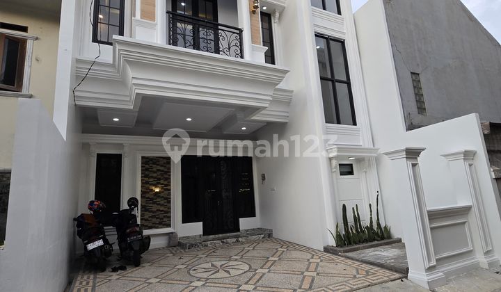 DIJUAL RUMAH SINGLE HOUSE MODEREN KLASIK With Rooftop Jagakarsa