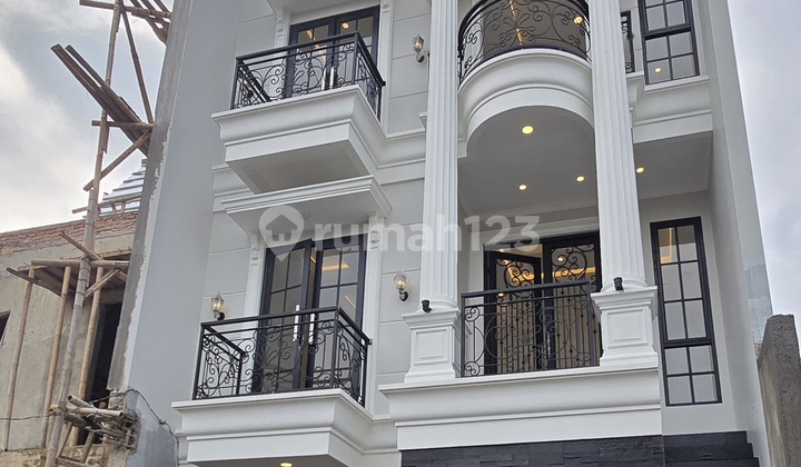 Rumah Di Pejaten Barat Bergaya European Classic  2