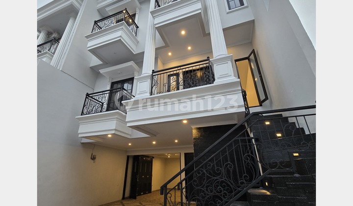 RUMAH Mewah harga murah desain Classis diJagakarsa Jaksel 1