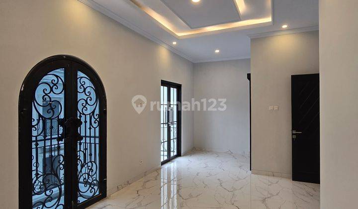 Rumah Mewah Bergaya Klasik Eropa Dalam Cluster Jagakarsa Jakarta Selatan 12