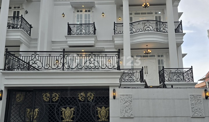 Rumah Bergaya Klasik Eropa Di Area Perumahan Elit.cilandak 2