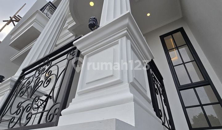 RUMAH dengan gaya Eropa Classic Lokasi strategis luas dan mewah  2