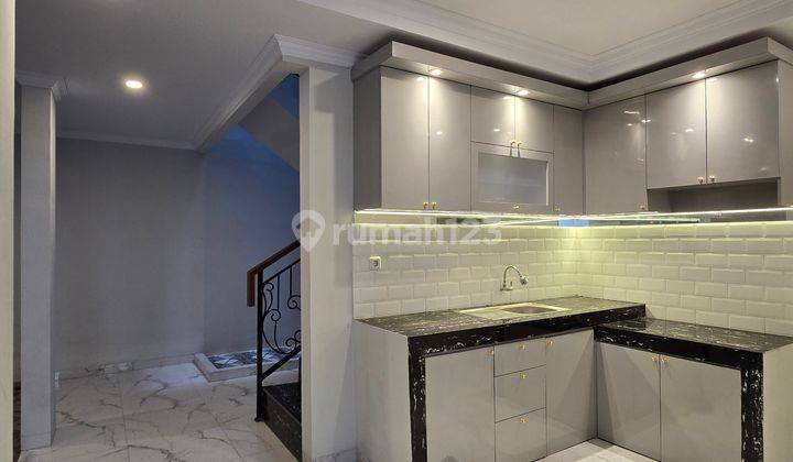 Rumah Mewah Bergaya Klasik Eropa Dalam Cluster Jagakarsa Jakarta Selatan 5