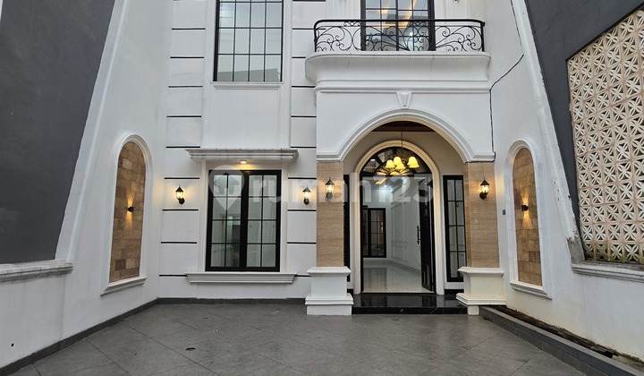 Rumah Bergaya American Classic Dekat Dengan Pintu Tol