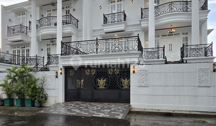 Rumah Bergaya Klasik Eropa Di Area Perumahan Elit.cilandak Rumah Bergaya Klasik Eropa Di Area Perumahan Elit.cilandak