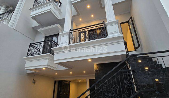 Rumah Mewah Bergaya Klasik Eropa Dalam Cluster Jagakarsa Jakarta Selatan 2