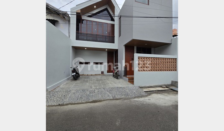 DIJUAL RUMAH dalam komplek,Lingkungan asri 3Lantai Jagakasra
