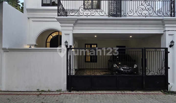 Rumah Minimalis Dalam Cluster Pinggir Jalan Dekat Kestasiun