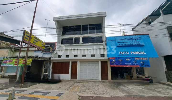 For Rent: 3-Story Shop House in a Strategic Location in Magelang City Business District For Rent: 3-Story Shop House in a Strategic Location in Magelang City Business District