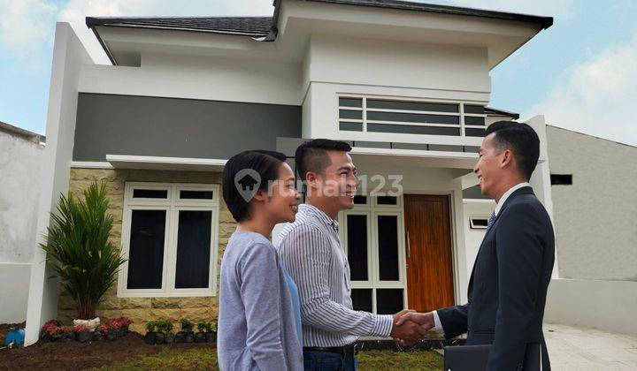Rumah minimalis modern, lokasi pinggir jalan raya di Temanggung 2