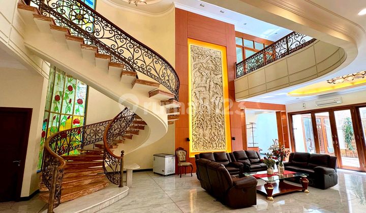 Rumah 2 Lantai Mewah Fully Furnished Siap Huni di Kelapa Gading 1