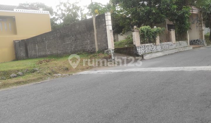 Land Area 297 Square Meters, Strategic Location Near UII Campus. Land Area 297 Square Meters, Strategic Location Near UII Campus.