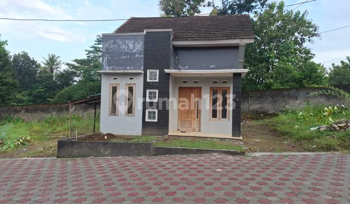 Minimalist Residential House Located in Argorejo Area, Sedayu, Bantul 2
