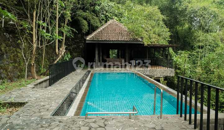 Rumah Mewah Dengan Kolam Renang Lokasi Dekat Stadion Maguwoharjo Depok Sleman