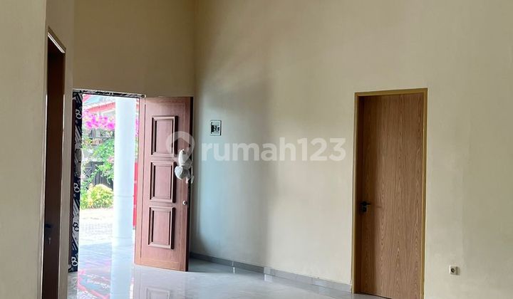 FOR SALE Ready-to-Occupy House in Hook Position at Taman Royal, Tangerang.