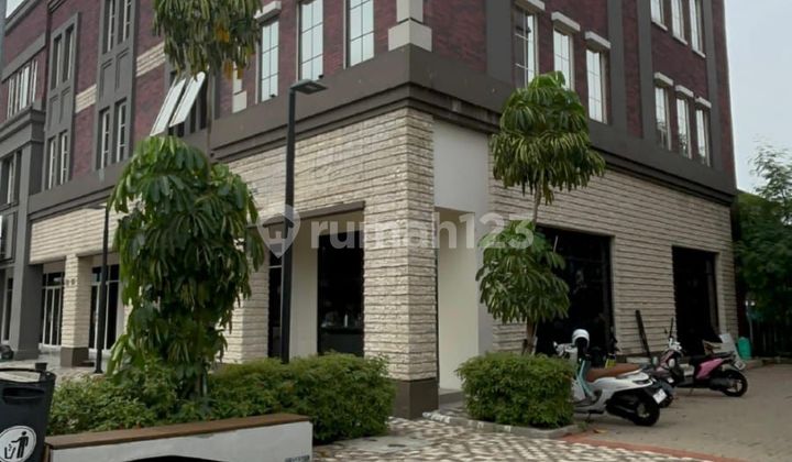 Rent Osaka Corner Shop Unit Pik2