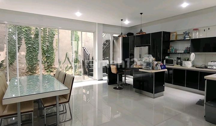 Large and Beautiful 3.5-Story House, Strategically Located in Kelapa Gading, North Jakarta Large and Beautiful 3.5-Story House, Strategically Located in Kelapa Gading, North Jakarta