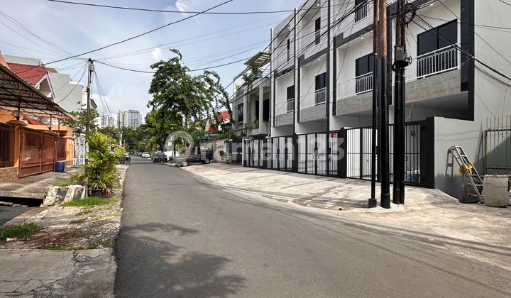 New Shn 3-Storey House, Row of 3 Cars on Tanjung Duren Street, West Jakarta 2