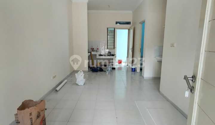 Jelita Has Air Conditioning and Curtains