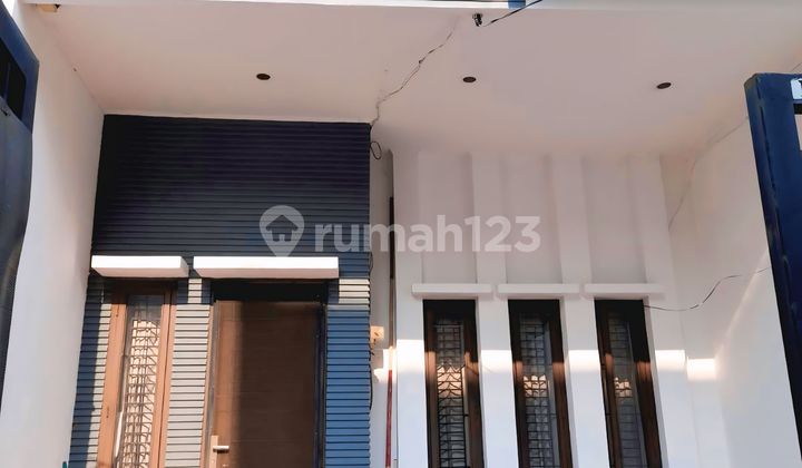Beautiful 2.5-Story Modern Minimalist House in a Prime Strategic Flood-Free Location, Close to Malls, Schools, Markets, Culinary Centers, Hospitals, and Main Road Access in Tomang, West Jakarta. 2