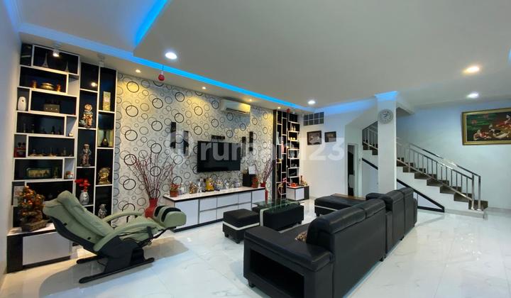 Rumah Cantik & Rapih 2,5 Lantai Strategis Siap Huni Furnished Hadap Selatan Di Taman Ratu, Jakarta Barat. 2